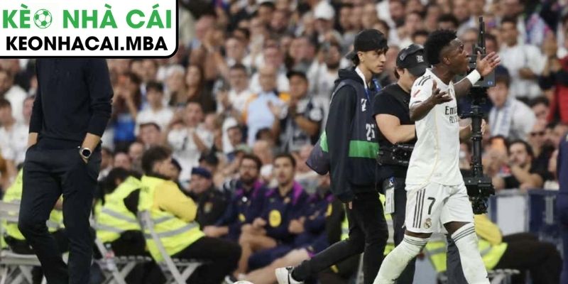 Phản ứng của Vinícius khi bị thay ra – dấu hiệu của sự ức chế