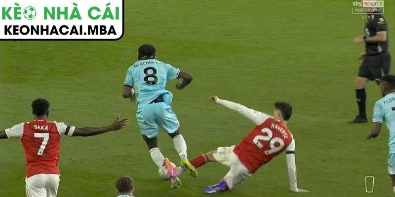 Pha vào bóng của Havertz gây bão dư luận